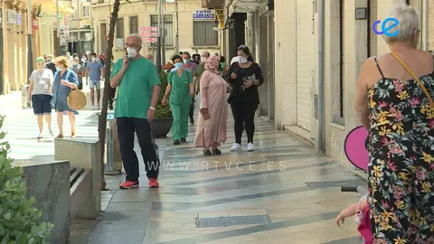Personas pasenado por la calle