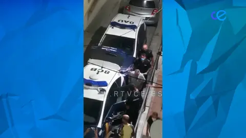 Policia Deteniendo