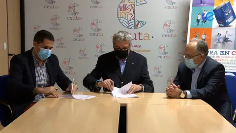 Firma convenio: apoyo al comercio local