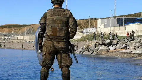 MILITAR CUSTODIANDO LA FRONTERA