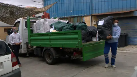 Entrega ropa ASCO .Vecinos centro