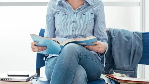 studiante examen libro