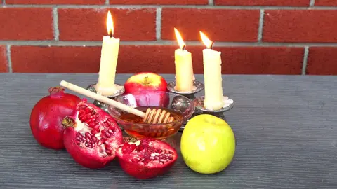 rosh-hashanah-celebration-jewish-new-year-holiday--7LKW7PK (1)