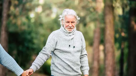 assistance-and-disease-alzheimer-problems-for-seni-HW6A5G6 (1)