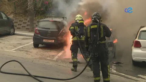 Bomberos vehículo quemado