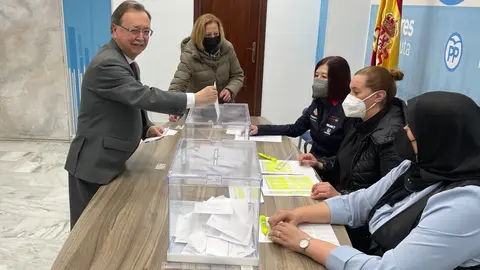 Vivas votando en congreso