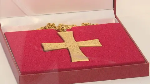 cruz pectoral papa Benedicto XVI