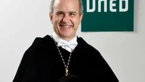 Ricardo Mairal Uson logo uned