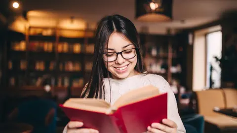 JOVEN LEYENDO LIBRO
LECTURA CULTURA