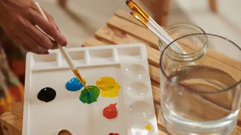 artist-mixing-colors-on-plastic-palette-2022-08-10-19-54-58-utc (1)