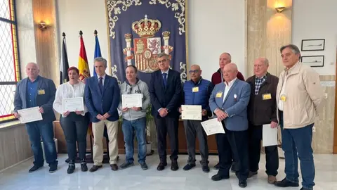 Entrega los diplomas de reconocimiento a los voluntarios de la Red Nacional de Radio Emergencias (REMER)