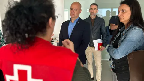 Una técnico de Cruz Roja explica uno de los proyectos a los representantes socialistas
