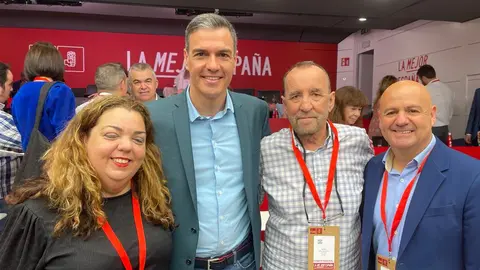 Cristina Pérez, Rafael Leal y Juan Gutiérrez junto al presidente Pedro Sánchez
