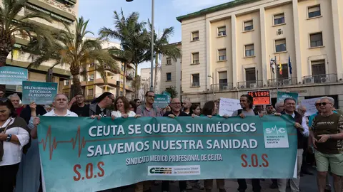 Concentración por la Dignidad de la Sanidad ceutí 2