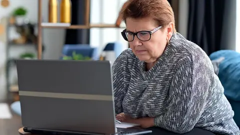 MUJER MAYOR CON ORDENADOR