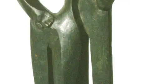 Escultura_del_Premio_Convivencia