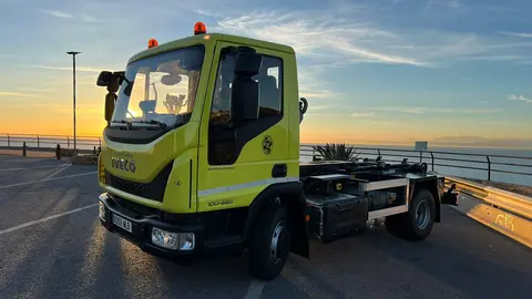 vehículo parque móvil porta contenedores