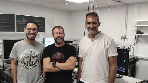 De izquierda a derecha, Miguel Ibáñez García (investigador predoctoral en el Departamento de Física Aplicada), Antonio Lasanta Becerra (profesor en el Campus de Ceuta del Departamento de Álgebra y miembro del Instituto Carlos I de Física Teórica y Computacional) y Raúl A. Rica Alarcón (profesor del Departamento de Física Aplicada, miembro de la unidad de excelencia Modeling Nature y responsable del laboratorio) en el Laboratorio de Atrapamiento de Nanopartículas de la Facultad de Ciencias de la Universidad de Granada