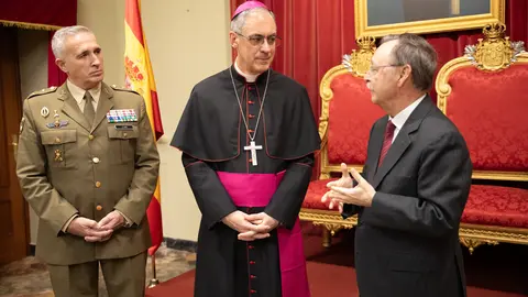Juan Vivas da la bienvenida al arzobispo castrense, monseñor Juan Antonio Aznárez Cobo