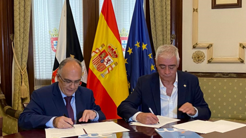El consejero de Presidencia, Alberto Gaitán, y el presidente de Márgenes y Vínculos, Francisco Mena, durante la firma del protocolo en septiembre de 2023