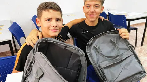 Además del material, CaixaProinfancia ofrece también apoyo socioeducativo CRÉD FLC Víctor Molino