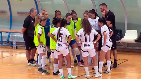 Víctor Cachón, dando instrucciones a sus jugadoras antes de empezar el partido