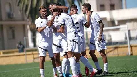 Los jugadores del Ceuta B celebran uno de los goles de Cheíto