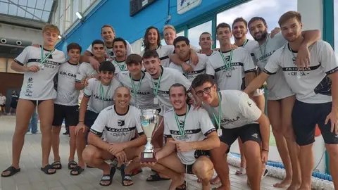 Los componentes del Caballa, con el trofeo de campeones de la Copa de Andalucía