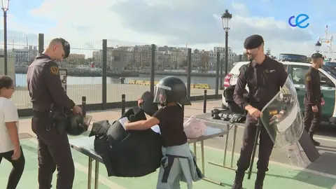 GUARDIA CIVIL CON ESCOLARES