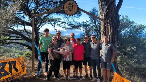 Componentes de Afrikanos y familiares de Antúnez, en el sendero inaugurado en su memoria