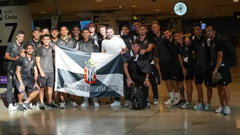 La expedición de Ceuta y algunos aficionados del equipo, este sábado a su llegada a Madrid