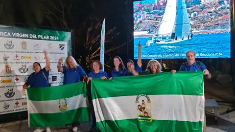 Las andaluzas celebran su triunfo en la entrega de trofeos de la competición