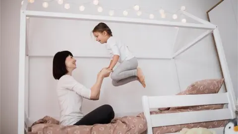 MUJER CUIDANDO NIÑO