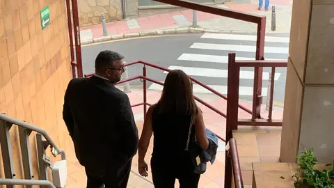 MELCHOR SALIENDO DEL JUZGADO