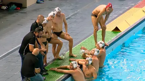 Peter Kubiscko, hablando con sus jugadores durante su partido contra el Tenerife
