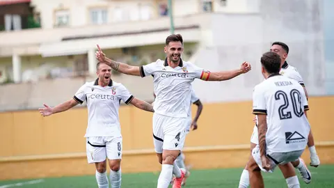 Cheíto celebra el primer gol del filial del Ceuta