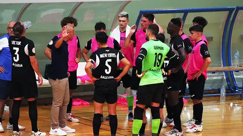 Pepe Narváez, dando instrucciones a sus jugadores en el partido de este sábado contra el O Parrulo