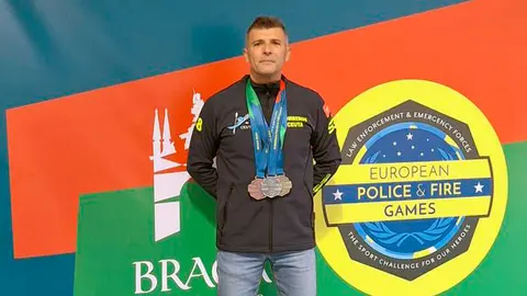 Juan Antonio Moya, con las tres medallas conseguidas en Braga