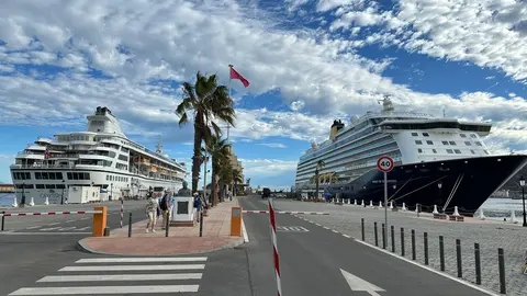 DOS CRUCEROS EN MUELLE ESPAÑA