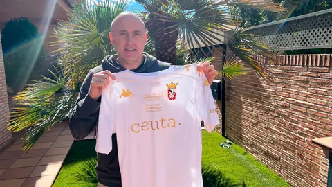 Julio Maldini posa con una camiseta de la AD Ceuta FC