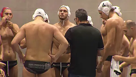 Peter Kubiscko da las últimas consignas a los suyos antes del partido