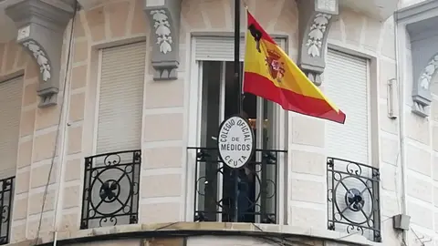 BANDERA DE ESPAÑA CON LAZO NEGRO EN EL COLEGIO DE MEDICOS