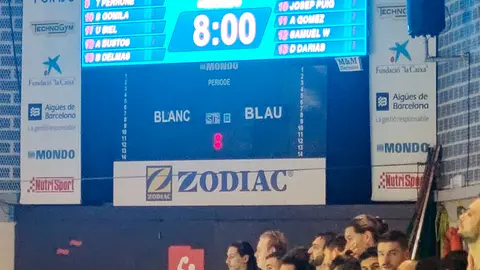Los jugadores del CN Caballa, antes de empezar el choque contra el Barceloneta