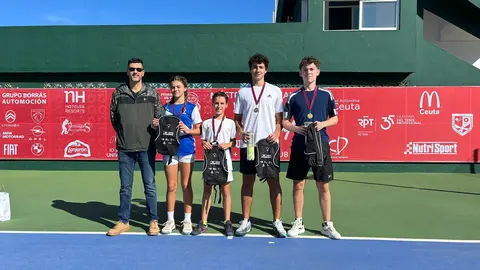 Dos de las parejas vencedoras en el torneo disputado en el Club Loma Margarita, junto al presidente de la FTC