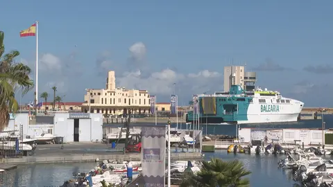AVEMAR 2 DE BALEARIA EN EL MUELLE ESPAÑA POR PARADA TÉCNICA