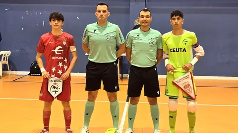 Los capitanes de Madrid y Ceuta Sub-19, junto a los árbitros, antes de su enfrentamiento