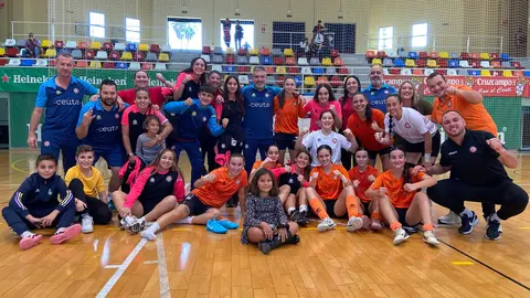 Jugadoras y cuerpo técnico del Camoens celebran la consecución de sus primeros puntos de la temporada