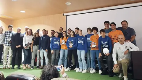Foto de familia de los premiados en la Gala del Ranking de la Federación de Triatlón