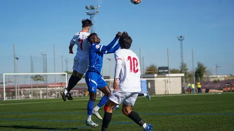 Moussa disputa un balón aéreo con el sevillista Sergio Veces