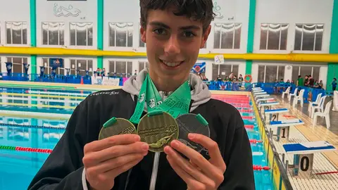 Alejandro López muestra las tres medallas conseguidas en Cádiz